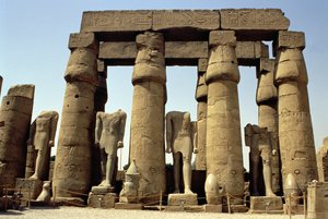 Statuer av Ramesses II (1298–32 f.Kr.) og papyrusknoppsøyler i Peristyle Court, New Kingdom, ca. 1297–1185 f.Kr.