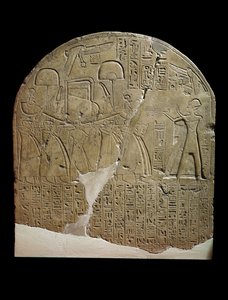 Stela dedikert til Isis av tilsynsmannen for verkene i templene til Ramesses II i Koptos, som viser kongen som ofrer røkelse til den hellige båten til Isis, båret av prester (kalkstein)