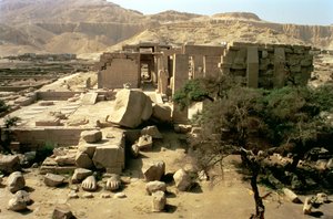 Utsikt fra toppen av den første pylonen som viser den falne kolossen til Ramesses II (1279-1213 f.Kr.) i First Court, New Kingdom av Egyptian 19th Dynasty