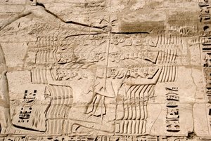 Egyptisk antikvitet: detalj av relieffene til den første pylonen som representerer fangsten av jagerfly som tilhører havets folk, fiender av Ramses III. Begravelsestempelet til Ramses III (1187–1156 f.Kr.). Luxor, Medinet Habou, Egypt av Egyptian 20th Dynasty