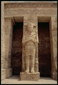 En av de stående skikkelsene til Ramesses III (ca. 1184-1153 f.Kr.) som guden Osiris, østsiden av den første domstolen eller, Hall of Appearances, av Ramses III-tempelet, New Kingdom, ca. 1185-10.