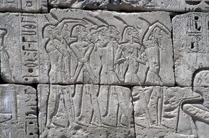 Relieff som viser nordlige fanger i slaget ved Ramses III, Medinets store tempel