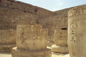 Rester av søyler i Hypostyle Hall of the Mortuary Temple of Ramesses III (ca. 1184-1153 BC) New Kingdom