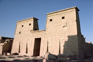 Sørfasade og Pylon av Temple of Khonsu, New Kingdom, ca.1100 f.Kr