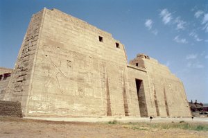 Utsikt over den første pylonen til Ramses III-tempelet (ca. 1184-1153 f.Kr.) Nytt rike
