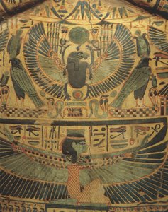 Mumietrekk med bevinget guddommelighet som beskytter skarabee, evighetssymbol av Egyptian 22nd Dynasty
