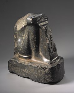 Fragment av en naofor statue, sendynastisk periode (basalt)