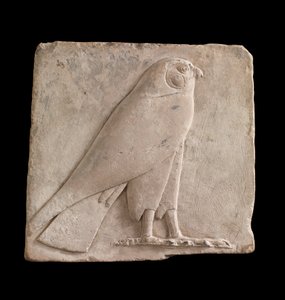 Plakett som viser en falk, sannsynligvis guden Horus, 26. dynasti eller Saite-periode, 664-525 f.Kr. eller senere kalkstein