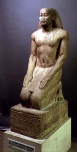 Statue av Nakhtorheb knelende, Saite-perioden (kvartsitt) (se også 154085)