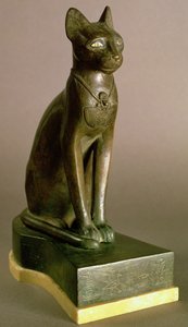 Statuett av en katt som representerer gudinnen Bastet, med kartusjen til Psamtek I, Saite-perioden, ca. 664-610 (bronse og gull)