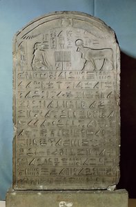 Stela til minne om begravelsen av Apis-oksen under Ahmose II (Amasis) regjeringstid fra Serapeum ved Saqqara, sen periode, 547 f.Kr. (kalkstein)
