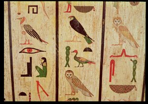 Sarkofagen til Psamtik I (664-610 f.Kr.) detalj av hieroglyfer, sen periode (malt tre) av Egyptian 26th Dynasty