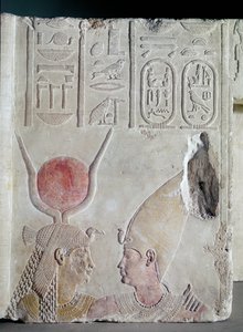 Nectanebo II (360-343 f.Kr.) blir omfavnet av gudinnen Isis, fragment fra en dør, sen periode, ca. 358-341 f.Kr. (malt kalkstein) (se også 172244)