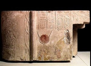 Nectanebo II (360-343 f.Kr.) blir omfavnet av gudinnen Isis, fragment fra en dør, sen periode, ca. 358-341 f.Kr. (malt kalkstein) (se også 172243)