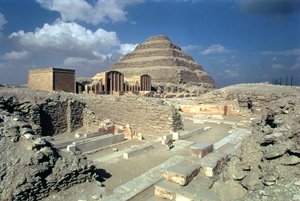 Kompleks av Djoser inkludert trinnpyramiden og inngangen til innhegningen, egyptisk, gamle rike