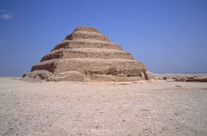 Egyptisk antikke: Utsikt over pyramiden i Sakkarah. Bygging av Imhotep for kong Djeser (rundt 2700 f.Kr.) (3. dynasti) Saqqarah, Egypt