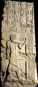 Panel, Aa-akhti, hieroglyfer og en figur, sent 3. dynasti (kalkstein)