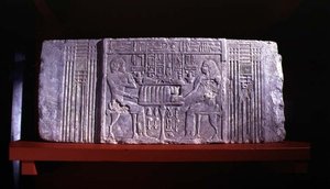 Gesims av en falsk dør fra en mastaba-grav som viser graveieren Shery, en høy embetsmann fra Dynasty IV og hans kone Khentetka, Saqqara, Old Kingdom (kalkstein) av Egyptian 4th Dynasty