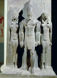 Triade av Menkaure (Mycerinus) med gudinnen Hathor og gudinnen til Afroditopolis-nomen, hentet fra Valley Temple of the Pyramid of Menkaure i Giza, Old Kingdom, ca.2529 BC (skifer) (se