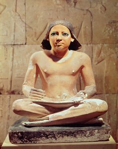 Skriver sitter med bena i kors og holder en papyrusrull, fra Saqqara, Old Kingdom ca. 2475 f.Kr. (kalkstein)