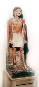 Statue av en stående mann med en hvit shenti (malt kalkstein)