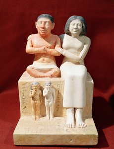 Statuett av dvergen Seneb og hans familie, ca. 2475 f.Kr. (malt kalkstein)