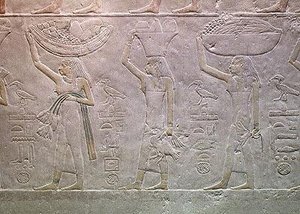 Kvinner som personifiserer dødsdomener og bringer tilbud, fra Mastaba i Akhutotep, Old Kingdom (malt kalkstein) av Egyptian 5th Dynasty