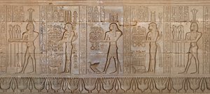Egyptisk antikvitet: prosesjon av guddommer - Detalj av østveggen til tempelet til gudinnen Hathor a Denderah, Egypt - Egyptisk sivilisasjon: prosesjon av guder, skåret på veggen til Hathor-tempelet (eller Tentyra-tempelet) i Denderah, bygget under th av Egyptian 6th Dynasty