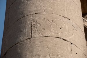 Egyptisk antikvitet: detalj av en søyle med patron slettet på grunn av "damnatio memoriae", sletting av patronene til noen faraoer ansett som kjetterske av deres etterfølgere, Temple of Luxor. Østbredden (Theben), Egypt av Egyptian Egyptian