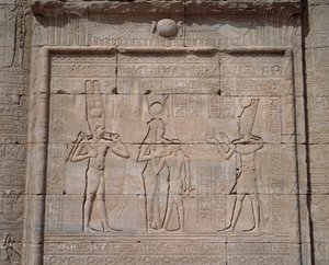 Egyptisk antikke: utsikt over de lave relieffene til tempelet til gudinnen Hathor i Dendera av Egyptian Egyptian