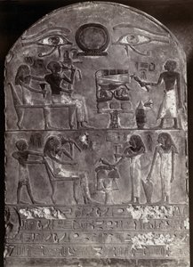 Basrelieff av Horus#39; øyne: Basrelieff og hieroglyfer på en buet stele med Horus#39; øyne på toppen. Egyptisk kunst. Stele, Musée du Louvre, AG Foto