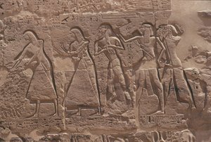 Relieff av skriver og fange i det befestede tempelet til Ramses III ved Medinet Habu av Egyptian Egyptian
