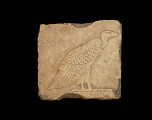 En blokk med en stående gribb på det ene ansiktet, og en ugle på det andre ansiktet, begge i lavrelieff, ptolemaisk periode, 305-30 f.Kr. (kalkstein)