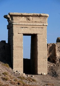 Egyptisk antikke: Utsikt over buen til nordporten, Hathor-tempelet, Dendera, Egypt av Egyptian Ptolemaic Period