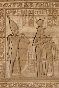 Egyptisk antikvitet: Romersk mammisi til minne om fødselen til Ihy, sønn av Hathor - Detalj av relieffer og hieroglyfer: gudinnen Isis - Hathor som ammer sønnen Ihi (Ihy) og bak henne et annet bilde av Ihi med en finger i munnen som indikerer at det er en av Egyptian Ptolemaic Period