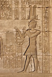 Egyptisk antikvitet: Romersk mammisi til minne om fødselen til Ihy, sønn av Isis - Detalj av relieffer og hieroglyfer: Keiser Trajan bærer ofringer til gudinnen Hathor - Hathor-tempelet, Denderah, Egypt - Egyptisk sivilisasjon: Keiser Trajan bærer av Egyptian Ptolemaic Period