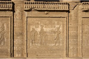 Egyptisk antikke: Romersk mammisi til minne om fødselen til Ihy, sønn av Isis. Hathor-tempelet, Denderah, Egypt av Egyptian Ptolemaic Period