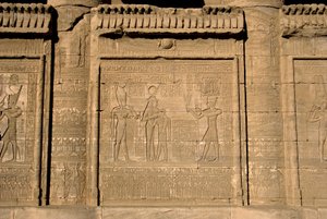 Egyptisk antikke: Romersk mammisi til minne om fødselen til Ihy, sønn av Isis. Hathor-tempelet, Denderah, Egypt av Egyptian Ptolemaic Period
