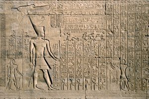 Egyptisk antikvitet: ytre relieff med hieroglyfer. Hathor-tempelet, Denderah, Egypt - Egyptisk sivilisasjon: hierogyfer og figurer skåret på veggen til Hathor-tempelet (eller Tentyra-tempelet) i Denderah, bygget under Pepi I (ca. 2250 f.Kr.) - av Egyptian Ptolemaic Period