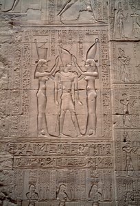 Egyptisk antikke: lavt relieff som representerer kroningen av kong Ptolemaios IV. Horus tempel, Edfu, Egypt