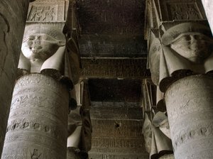 Egyptisk antikvitet: delvis utsikt over hypostilrommet med søyler dekorert med representasjonen av gudinnen Hathor. Hathor-tempelet, Dendera, Egypt av Egyptian Ptolemaic Period
