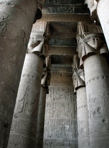 Egyptisk antikvitet: delvis utsikt over hypostilrommet med søyler dekorert med representasjonen av gudinnen Hathor. Hathor-tempelet, Dendera, Egypt av Egyptian Ptolemaic Period