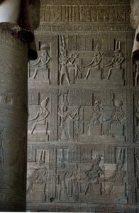 Egyptisk antikvitet: relieffer inne i hypostilrommet til templet dedikert til Hathor, Dendera, Egypt av Egyptian Ptolemaic Period