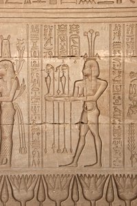 Egyptisk antikvitet: representasjon av en mann som bringer ofre som hyllest til gudinnen, Hathors tempel, Denderah, Egypt av Egyptian Ptolemaic Period
