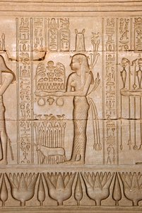 Egyptisk antikvitet: representasjon av en kvinne som bringer ofringer til gudinnen, Hathor-tempelet, Denderah, Egypt - Egyptisk sivilisasjon: kvinne som bringer ofringer til gudinnen Hathor - Figur skåret på veggen til Hathor-tempelet (eller Tentyra-tempel av Egyptian Ptolemaic Period