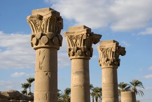 Egyptisk antikke: utsikt over søylene i kiosken foran inngangen til tempelet dedikert til gudinnen Hathor. 81-117 e.Kr. Dendera, Egypt av Egyptian Ptolemaic Period