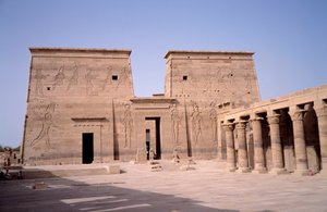 Egyptisk antikvitet: utsikt over inngangen til templet til Edfu (Edfu) dedikert til den guddommelige Horus og bygget mellom 237 og 57 f.Kr. Egypt av Egyptian Ptolemaic Period