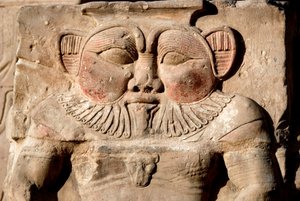 Egyptisk antikvitet: guddommen Bes. Detalj av et lavt relieff av tempelet dedikert til gudinnen Hathor. Hathor-tempelet, Dendera
