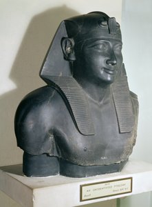 Fragment av en statue i egyptisk stil av Ptolemaios I, 305–283 f.Kr. (basalt)