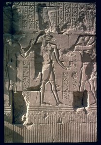 Relieff som viser Khnum, fra skjermveggen til Khnum-tempelet (kalkstein)
